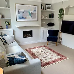 Lovely Newly Refurbished In Battersea Лондон