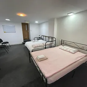 2 Mins To Euston Station, Triple Bedroom With Private Bathroom C Bed & Breakfast London