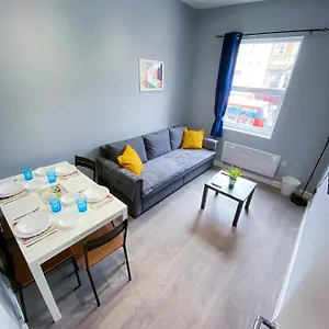 Stylish 1 Bedroom Flat In Wood *