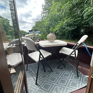 Botel Luxury Boat - The Thistle Dream Uxbridge