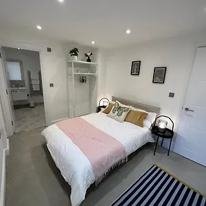 Brilliant Private Bedroom & En-suite In New Flat -1a August House Apartment London