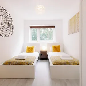 Spacious Flat In South With Balcony - Pass The Keys London