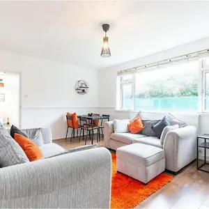 Unique 4 Bed Detached House In East Holiday home
