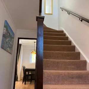 Beautiful 2 Bedroom & Balcony Flat In Appartamento Londra
