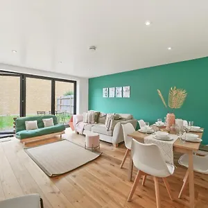 Lovely 4 Bed With Ensuite Free Wifi Off Street Parking In Sutton * Morden (Greater London)