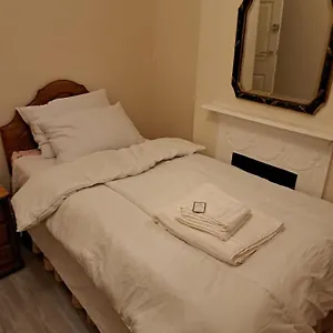 Single Bedroom Available - Train Station London Seven Kings Guest house