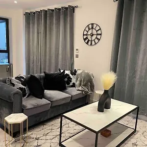 Stylish And Cosy 2 Bedroom Flat In *