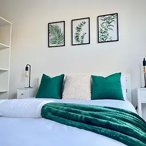 Cosy & Stylish - Boho 2 Bed Flat With Garden