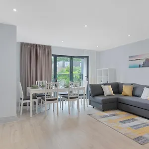 Apartment Spacious, 3 Bedroom, 2 Bathroom,