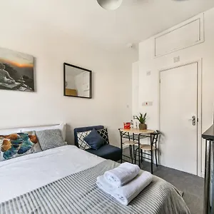 Chapel Market, Studio In Angel- Sleeps Upto 3 * London