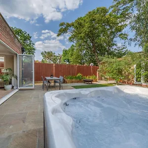 Stunning 3b2ba Huge Entertaining Space And Hottub! Рейнс Парк