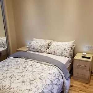 London Luxury 4 Bedroom Sleeps 12 People With 4 Bathrooms 1 Min Walk From Station *