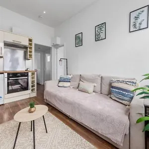 Living 2 Bedroom Flat 2 Mins To Clapahm Junction Cj London