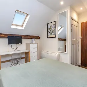 Апартаменты Quiet Double Studio Flat Лондон