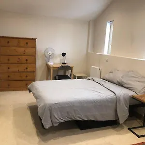 Flat In North Acton *