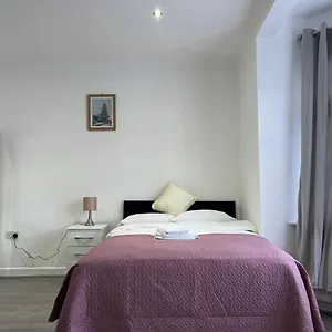 Remarkable 2-bed In London * Ilford