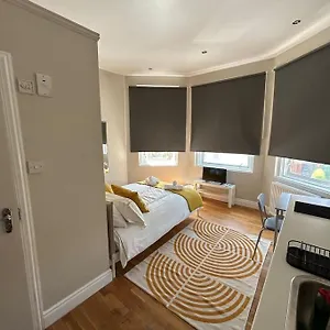 Апартаменты New Renovated Flat 6 Cricklewood