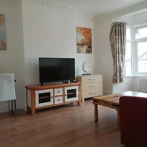 Апартаменты Lovely 3 Bedrooms Flat Near Station With Free Parking *