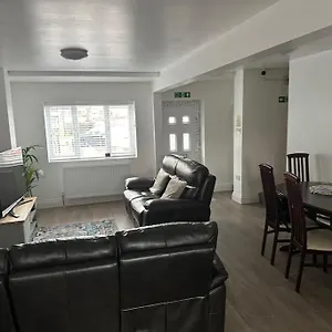 Modern & Spacious Terrace House Holiday home Friern Barnet