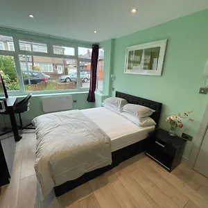 Letzi Premium Cozy Retreat Private En-suite Rooms, Heathrow Airport