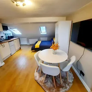 Alross Flat / Private Bathroom
