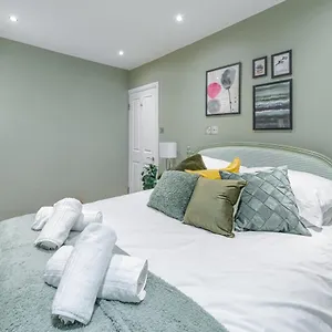 Stylish Shepherds Bush Flat *