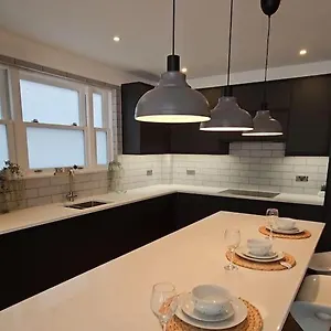 Beautiful Modern + Greater London Holiday home *