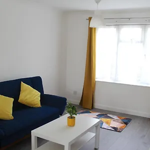 Дом отдыха Coolfin House-close To Excel, Contractors, Relocators, Paid Parking Лондон