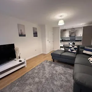 Modern 2 Bed 2 Bath Flat Close To Train Station *