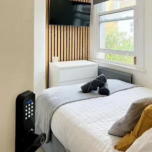 Minet Gardens - Modern Centrally Located - 5 Homestay *