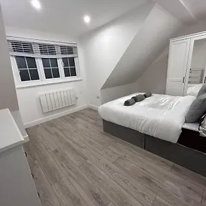 Stunning Cinematic 2 Bed Apartment *