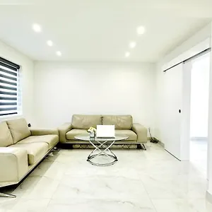 Beautiful 3 Bedroom House In London -ensuite Bed Holiday home *