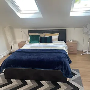 Privatunterkunft Beautiful Loft With En-suit In A Family House, London