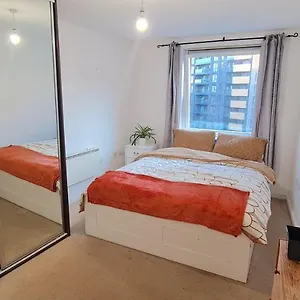 Two Bedroom Flat On Blenheim Centre *