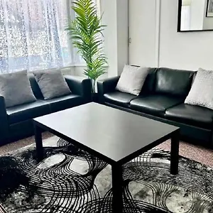 Entire 2-bedroom Stylish Flat, Wembley Park Апартаменты Лондон