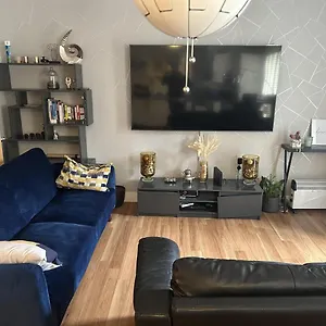 Immaculate 2-bed In Daire *