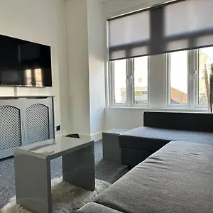 3 Bedroom House With Garden In Tottenham London