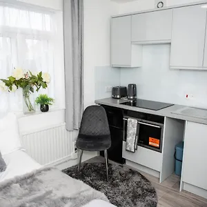 Small But Cozy Studio, Great Tube Connection