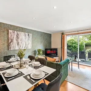 Holiday home Stunning Central 2 Bed Parking & Garden *