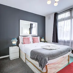 Beautiful 4-bedroom 5-bath House In Apartment *