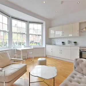 Luxury 3 Bed - Huge Outdoor Terrace & Amazing Transport Links *