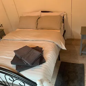 Alpha House Bed & Breakfast *