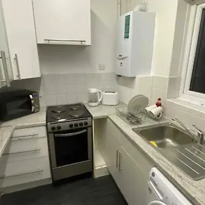 Double And Single Bedrooms In Flat Londres