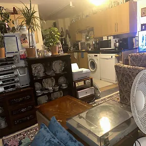 Private Room. In Zone 2 In Cousy Flat * Londen