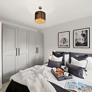 Apartment Luxury 1 Bed Flat South Woodford With Parking - Minutes Walk To Line Zone 4 *