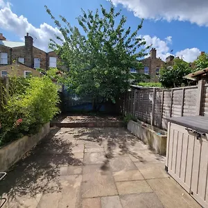 Single With En-suite Shower In Zone 1 Guest house London