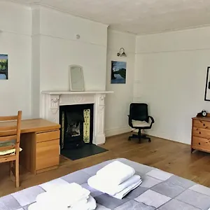 Spacious 3 Bed Flat In South West London