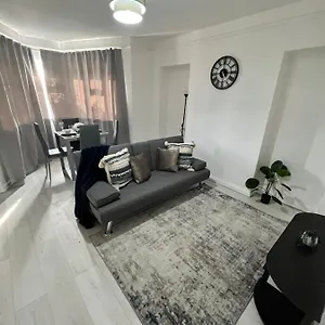 Apartment 2 Bedroom With Garden-