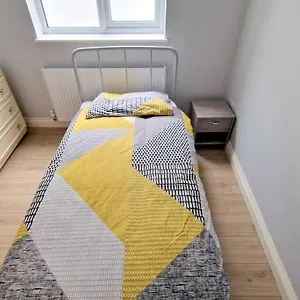 Modern 2-bedroom Flat In South London
