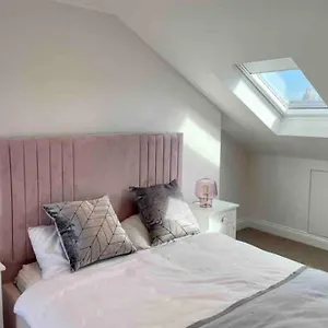 Whole House, Ensuite & Garden, 3 Bedrooms London